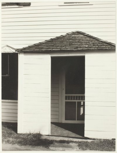 キッチンへの扉、レイク ジョージ、1934 年。 作： Alfred Stieglitz