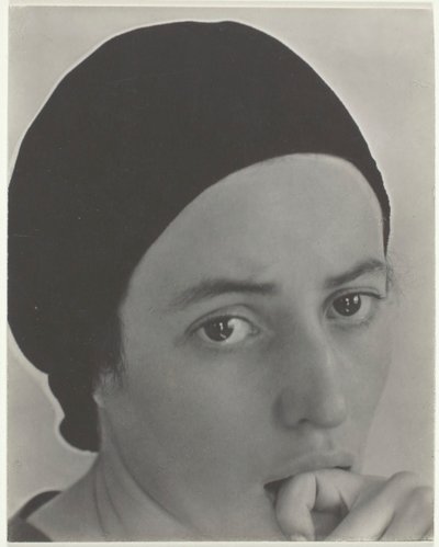 ドロシー・ノーマン、c。 1931年。 作： Alfred Stieglitz