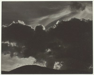 同等、1924年。 作： Alfred Stieglitz