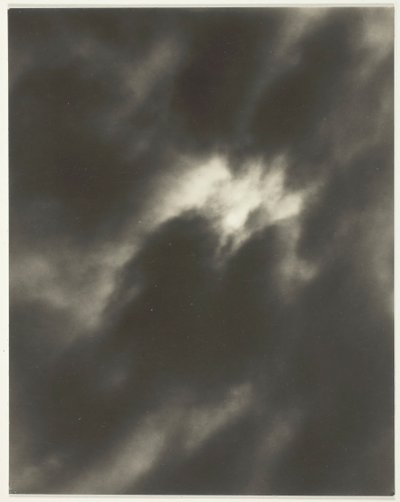 同等、1926年。 作： Alfred Stieglitz