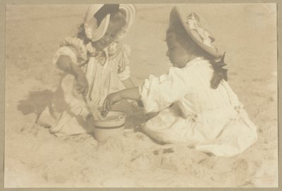 フィオラ・フラナリー、キティ・スティーグリッツ 作： Alfred Stieglitz