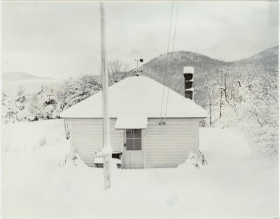 初雪と小さな家 作： Alfred Stieglitz