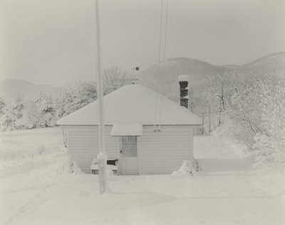 初雪と小さな家 作： Alfred Stieglitz