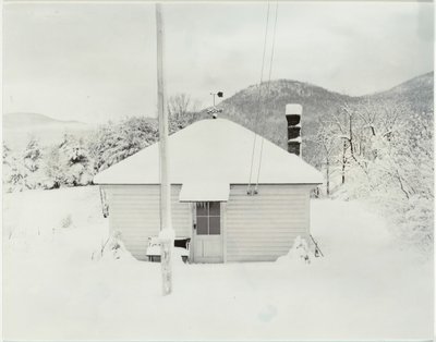 初雪と小さな家、1923年。 作： Alfred Stieglitz