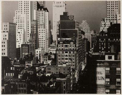 アメリカンプレイス、北、193031の私の窓から。 作： Alfred Stieglitz