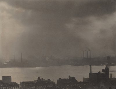 ニューヨーク州シェルトンから、東方向を望む 作： Alfred Stieglitz