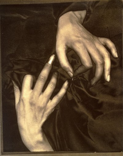 ジョージア・オキーフ: 肖像画 - 指ぬきを持つ手 作： Alfred Stieglitz