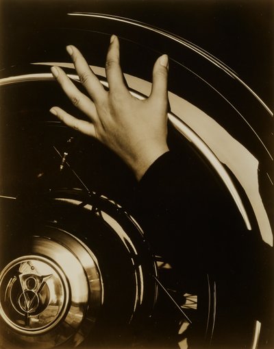 ジョージア・オキーフ--手と車輪 作： Alfred Stieglitz