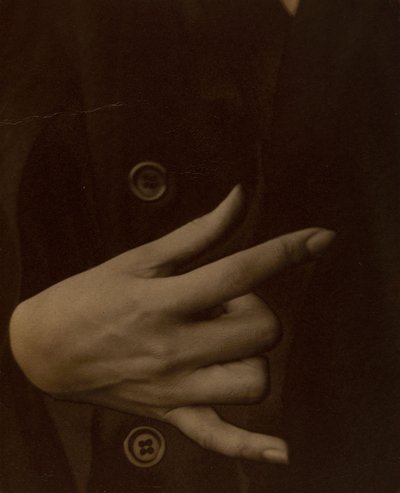 ジョージア・オキーフ＝ハンド 作： Alfred Stieglitz