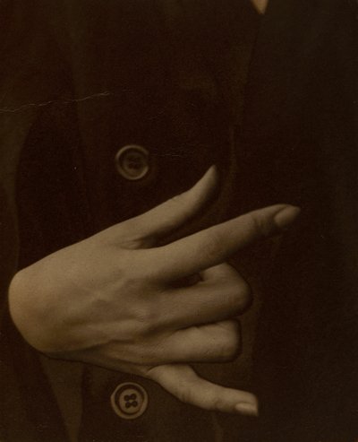 ジョージア・オキーフ＝ハンド 作： Alfred Stieglitz