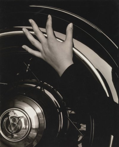 ジョージア・オキーフ ― 手と車輪 作： Alfred Stieglitz