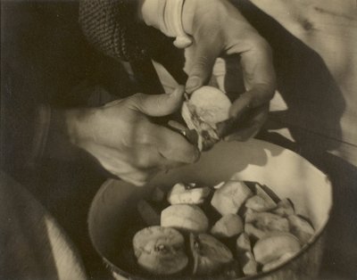ジョージア・オキーフ＝ハンズ 作： Alfred Stieglitz