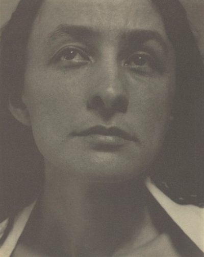 ジョージア・オキーフ、1918年。 作： Alfred Stieglitz