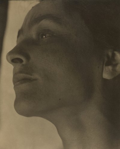 ジョージア・オキーフ、1922年。 作： Alfred Stieglitz