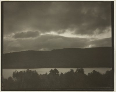 レイク ジョージ 作： Alfred Stieglitz