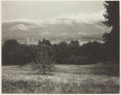 丘からのジョージ湖 作： Alfred Stieglitz