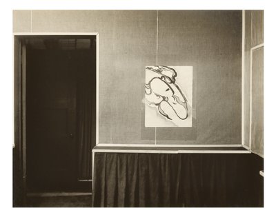 メインルーム - 壁、ドア横、左 作： Alfred Stieglitz