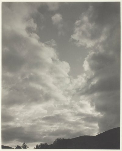 音楽 - 10 枚の雲の写真のシークエンス、No. II 作： Alfred Stieglitz
