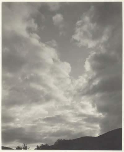 音楽 - 10 枚の雲の写真のシークエンス、No. II、1922 年。 作： Alfred Stieglitz