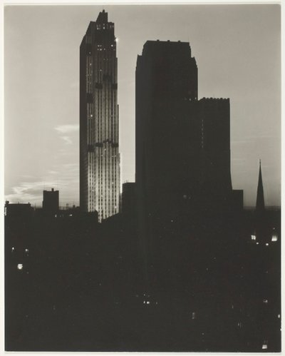 シェルトン号から見たニューヨーク、1935 年。 作： Alfred Stieglitz