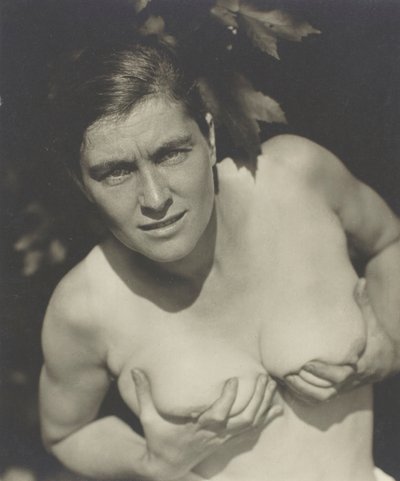 レベッカ・サルズベリー・ストランド、1922年。 作： Alfred Stieglitz