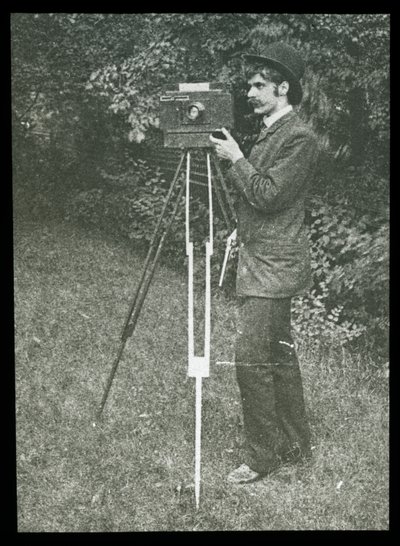 カメラ、三脚、ピストルを持った自画像 作： Alfred Stieglitz