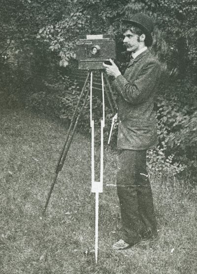 カメラ、三脚、ピストルを持った自画像、1886 年。 作： Alfred Stieglitz
