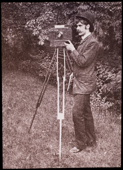 カメラ、三脚、ピストルを使った自画像 作： Alfred Stieglitz