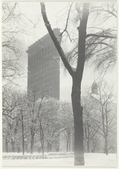 フラットアイアン 作： Alfred Stieglitz