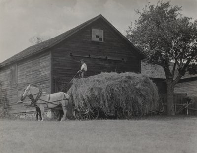 干し草の荷車と納屋 作： Alfred Stieglitz