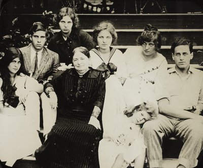 無題（オークローンの階段で孫と一緒にいるスティーグリッツの母ヘドウィグ） 作： Alfred Stieglitz