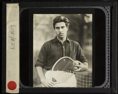 テニスラケットを持つ無題の甥エドワード、c。 1917年。 作： Alfred Stieglitz