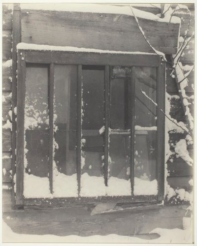 窓：木、ガラス、雪、1923年。 作： Alfred Stieglitz