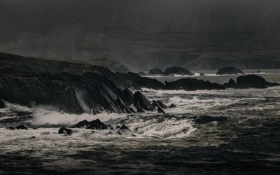 Cliffs Near Inch, 2018（手描きのリペイント写真） 作： Alice Gur-Arie