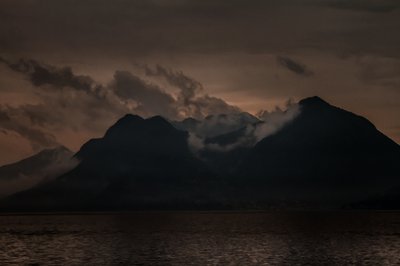 夜明けのマッジョーレ湖、2016年（手描きリペイント写真） 作： Alice Gur-Arie