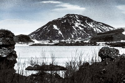 シリーズ『The Back Forty』より「Lakeside」、2018年（手で塗り直した写真） 作： Alice Gur-Arie