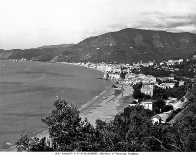 サヴォナ県アラッシオ市の全景（1915-20年頃）（モノクロ写真 作： Fratelli Alinari