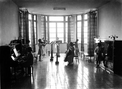 ヴィラ・ローザ・マルトニ・ムッソリーニ：音楽レッスン中の女学生（モノクロ写真 作： Fratelli Alinari
