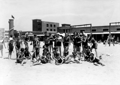 Villa Rosa Maltoni Mussolini: レクリエーション中の女性サマーキャンプの学生たち、ビーチにて(モノクロ写真) 作： Fratelli Alinari