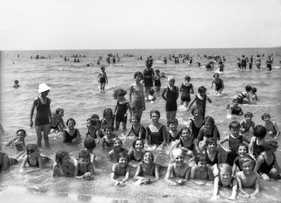 ヴィラ・ローザ・マルトニ・ムッソリーニ：サマーキャンプの学生たち、水泳中にポーズをとる（モノクロ写真 作： Fratelli Alinari