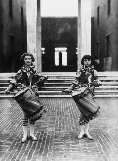 ヴィラ・ローザ・マルトニ・ムッソリーニ：ページボーイに扮した2人の少女（モノクロ写真 作： Fratelli Alinari