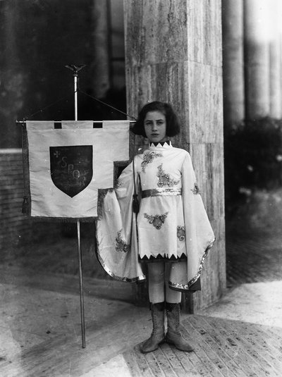 ヴィラ・ローザ・マルトニ・ムッソリーニ：ローマ市の旗を持ったページボーイに扮した少女（モノクロ写真 作： Fratelli Alinari