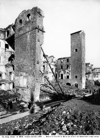第二次世界大戦：空爆後のフィレンツェ、バルドヴィネッティとアミデイの塔があるポル・サンタマリア通りの瓦礫。この写真は、以前はブローギ・コレクションに属していたが、現在はアリナリ・コレクションに属している（モノクロ写真）。 作： Fratelli Alinari