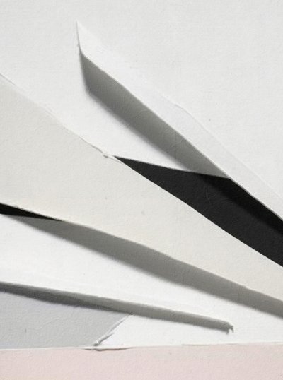 影を帯びた幾何学的なひだ 作： 