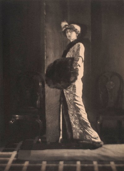 オルガ・デ・メイヤー、1912年頃（モノクロ写真） 作： Alphonse De Meyer