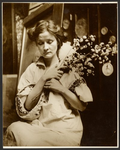 [花を持つ女性モデル］ 作： Alphonse Maria Mucha
