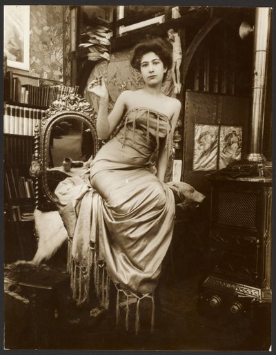 [ローレルの枝を持つ女性モデル、パリ]。 作： Alphonse Maria Mucha