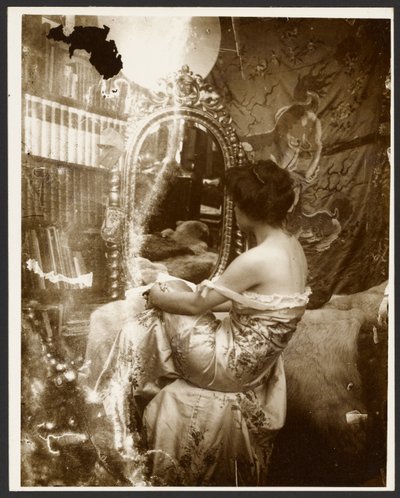 [鏡の前に座る女性モデル、パリ]。 作： Alphonse Maria Mucha
