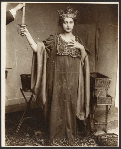 [王冠をかぶり剣を持つ女性モデル］ 作： Alphonse Maria Mucha