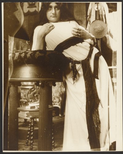 [エミール・ゲバルトの『ノエルとパックの時計』挿絵の女性モデル、パリ]。 作： Alphonse Maria Mucha